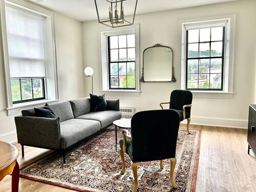 Modern suite (2 Queens) on the River