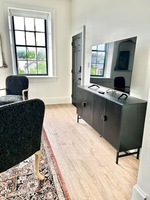 Interior - Modern suite (2 Queens) on the River (Port Hope)