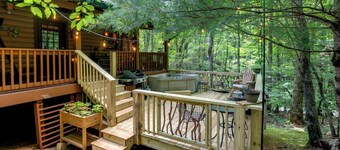 Cozy, private, tranquil mountain getaway in Otto NC near babbling creek.