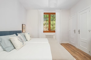 5 habitaciones, tabla de planchar con plancha y cuna de viaje 