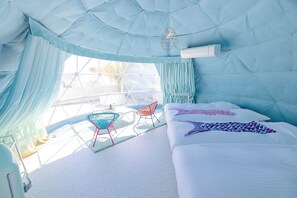 Habitación, no fumadores (Dome Tent with Bath (4 Single-Beds)) | Minibar con artículos gratuitos y ropa de cama