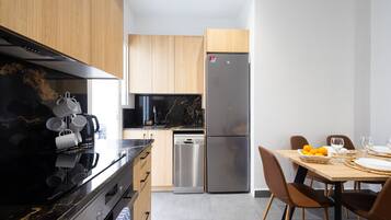 Een koelkast, een magnetron, een oven, een kookplaat