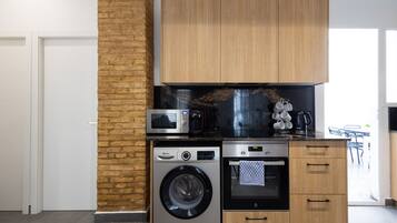 Een koelkast, een magnetron, een oven, een kookplaat