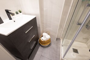 淋浴设施、吹风机、毛巾