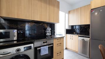 Een koelkast, een magnetron, een oven, een kookplaat