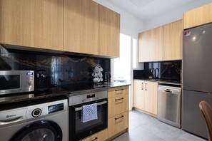 Refrigerador, microondas, horno, placa de cocina