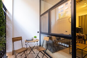 Outdoor dining - The Blasco Ibañez Apartment 01 by Florit Flats (Valencia)