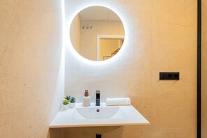 Shower, hair dryer, towels - The Blasco Ibañez Apartment 01 by Florit Flats (Valencia)