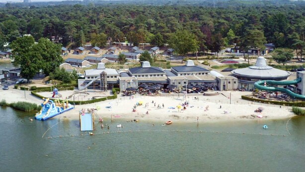 A lakeside resort with a water park, beach, and dining area. - Nice Tent Lodge Near a Lake (Mol)