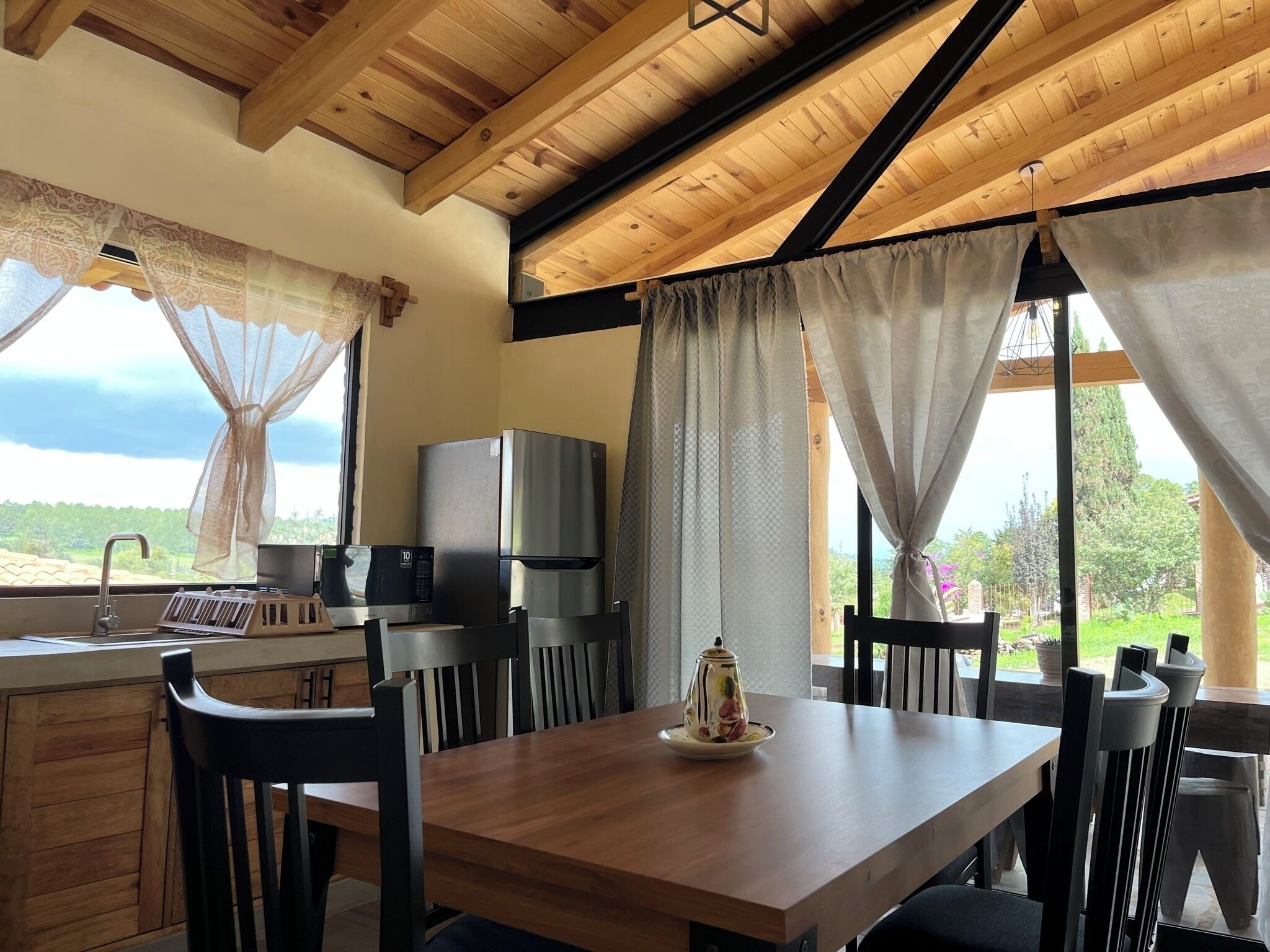 Cabaña Confort | Cocina privada | Refrigerador con congelador, lavavajillas y cafetera y tetera 