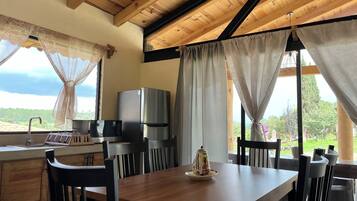 Cabaña Confort | Cocina privada | Refrigerador con congelador, lavavajillas y cafetera y tetera