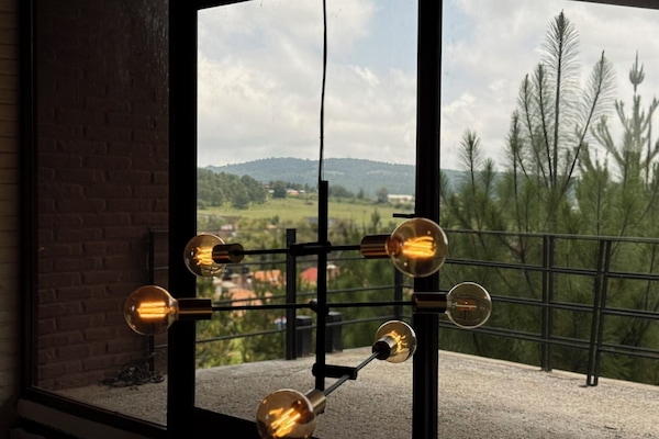 Cabaña Premier | Área de sala de estar | Televisión de pantalla plana de 40 pulgadas con canales por cable