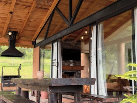 Cabaña Confort | Mobiliario individual y espacio para trabajar con un portátil. Cabañas Santa Fe Tapalpa