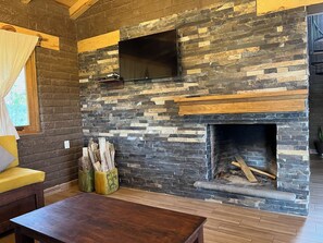 Cabana família | Área de estar | TV de tela plana 40 polegadas com canais a cabo, lareira