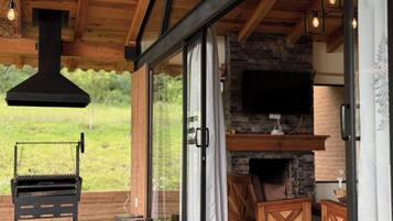 Cabaña Confort | Muebles diferentes, espacio para trabajar con laptop y ropa de cama