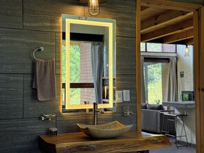 Premier-Ferienhütte | Badezimmer | Dusche, Handtücher, Seife, Shampoo