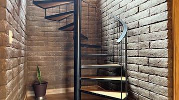 家庭小屋 | 起居区 | 40-英寸纯平电视 (配备有线频道)、壁炉