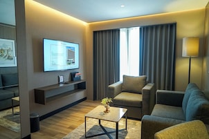 Junior Suite | Living area | 50-inch Smart TV with digital channels, fireplace