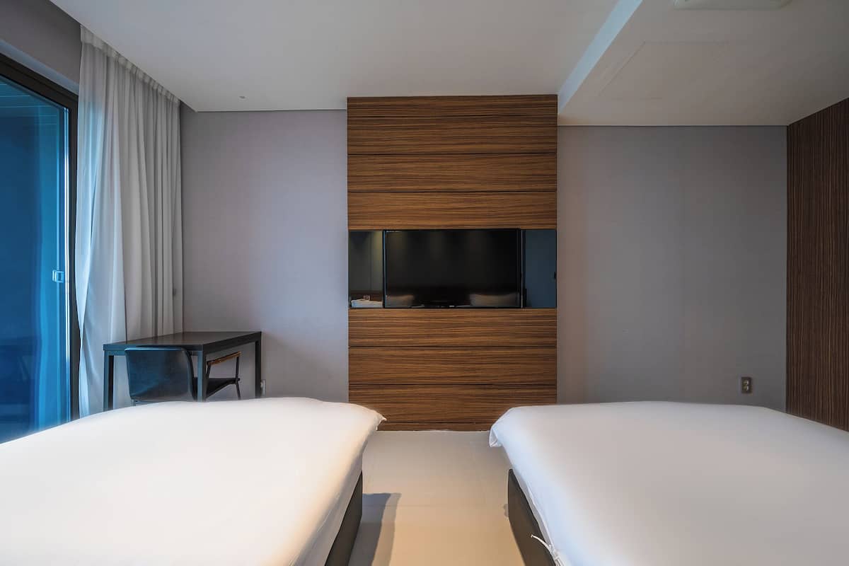 Habitación estándar con 2 camas individuales, 2 camas individuales, vista al océano | Escritorio y wifi gratis