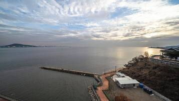 Quarto casal luxo, 1 cama Queen, banheiro privativo, vista para o oceano | Vista do quarto