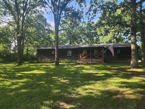 Charming 3-bedroom cabin in delightful Stockton with WiFi, AC, 
