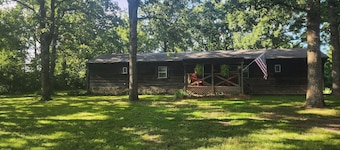Charming 3-bedroom cabin in delightful Stockton with WiFi, AC,
