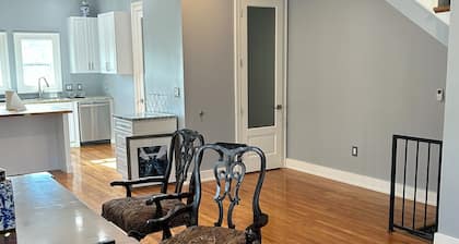 Cozy 3-bedroom townhome in quaint Little Rock with WiFi, AC