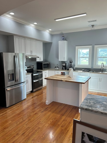 Cozy 3-bedroom townhome in quaint Little Rock with WiFi, AC