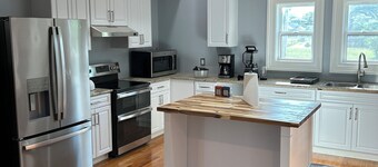 Cozy 3-bedroom townhome in quaint Little Rock with WiFi, AC