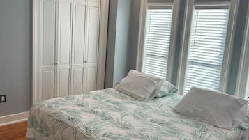 3 bedrooms, desk, iron/ironing board, WiFi