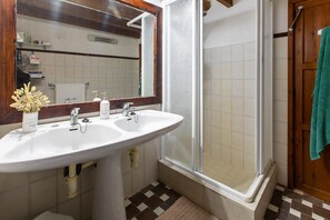 Shower, hair dryer, towels - 'Ca'n Pont' with Mountain Views, Private Pool and Wi-Fi (Illes Balears)