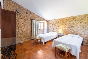 5 bedrooms, iron/ironing board, free WiFi, bed sheets