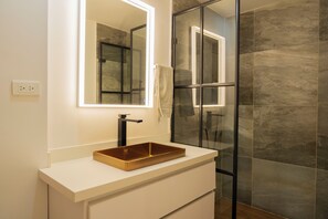 Dusche, Haartrockner, Handtücher, Seife