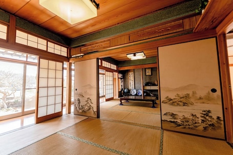 Interior. A nostalgic space Relax and unwind in a fully equ / Mihara Hiroshima