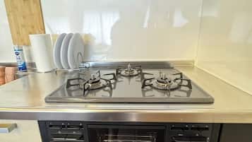 Geladeira, micro-ondas, cooktop, talheres/pratos/utensílios de cozinha