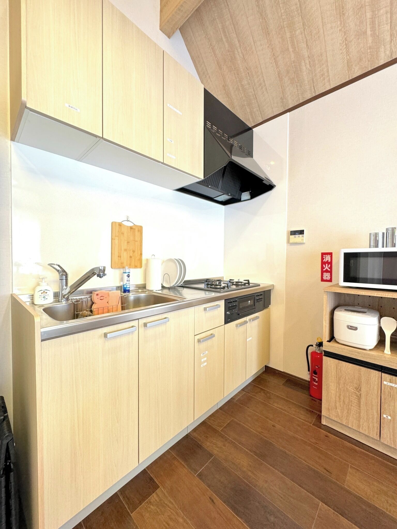 冷蔵庫、電子レンジ、コンロ、調理器具と食器