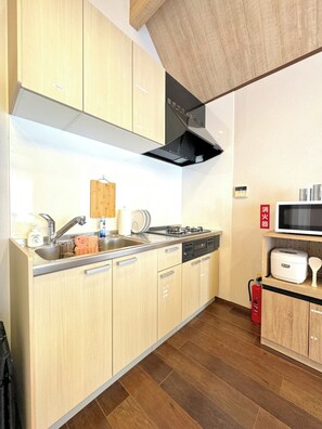 Kühlschrank, Mikrowelle, Herdplatte, Kochgeschirr/Geschirr/Besteck