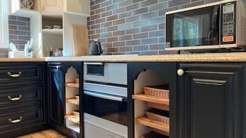 Fridge, microwave, stovetop, cookware/dishes/utensils