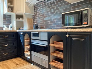 Kühlschrank, Mikrowelle, Herdplatte, Kochgeschirr/Geschirr/Besteck