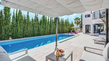 Villa (5 Bedrooms) | Exterior