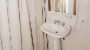 Dusche, Haartrockner, Bidet, Handtücher