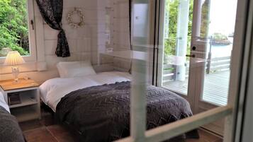 1 bedroom, desk, free WiFi, bed sheets