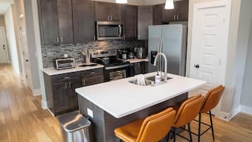 Réfrigérateur, micro-ondes, four, plaque de cuisson