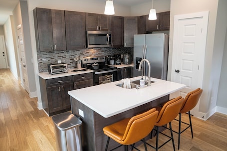 Fridge, microwave, oven, stovetop. Dolly's NashPad! Beautiful 3BD, 3BT Home