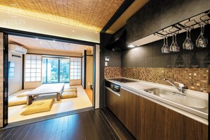 Refrigerador, microondas, parrilla de estufa y utensilios de cocina