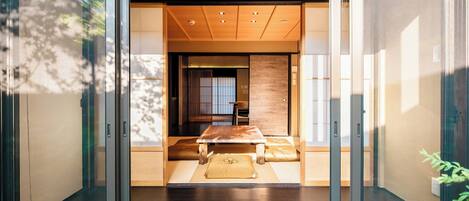 المنشأة من الداخل