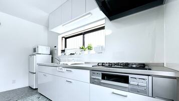 Fridge, microwave, stovetop, cookware/dishes/utensils