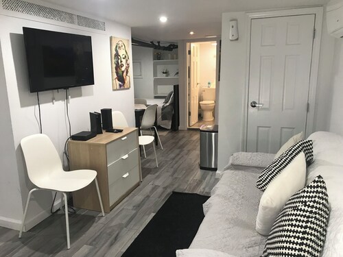 2-bedroom apartment steps to Flushing Meadows-Corona Park