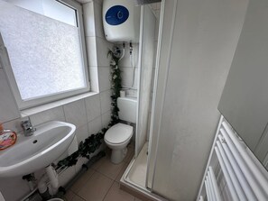 Dusj, hårføner og håndklær