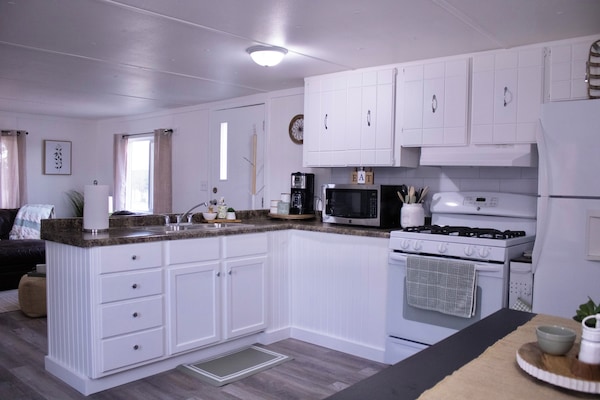 Microondas, horno, placa de cocina y papel de cocina